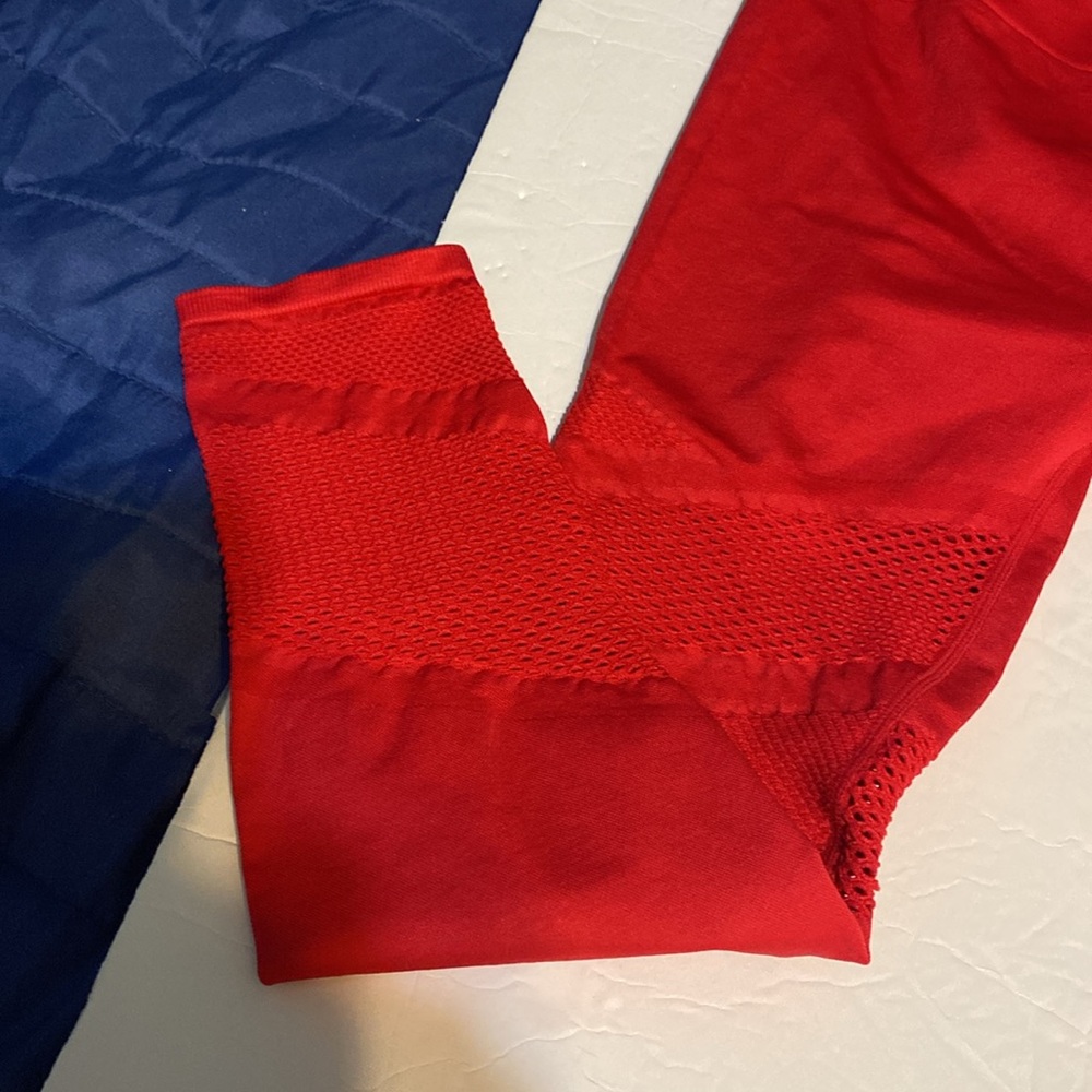NWOT Fabletics Vibrant Red Women’s cropped Leggings. Air vents on legs. - Picture 4 of 6
